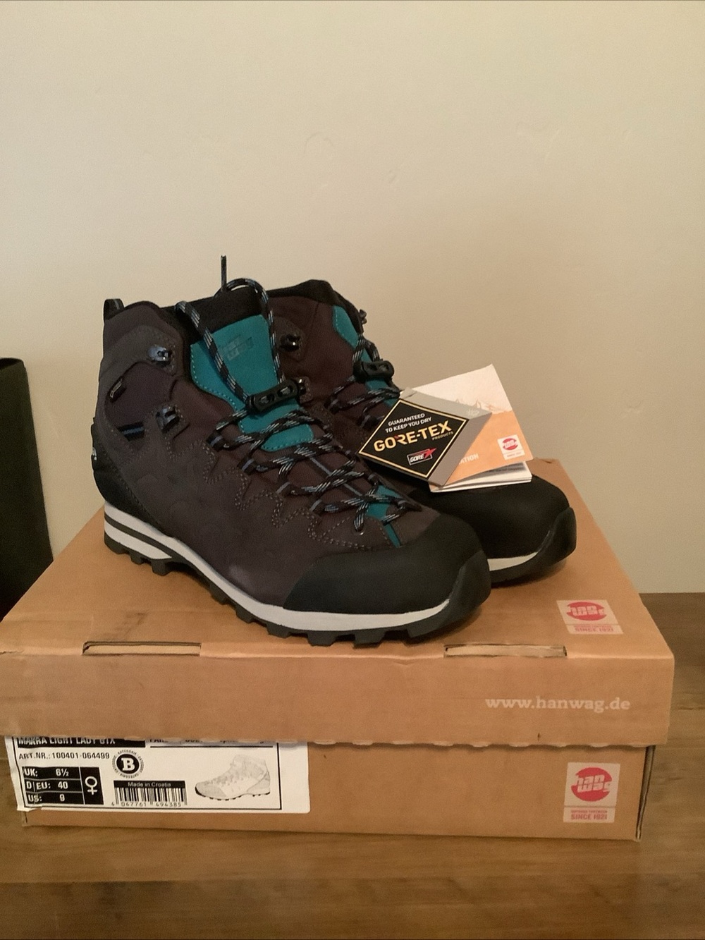 Hanwag makra light lady gets Grey Hiking Boots with Teal Accents - Gore-Tex